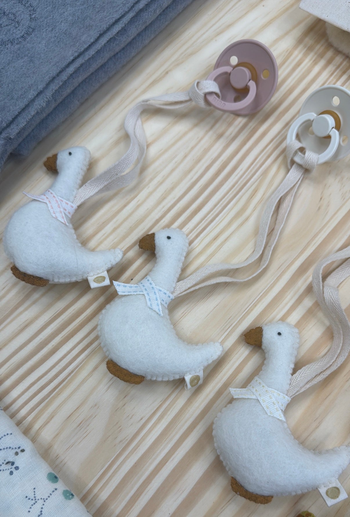 Filtkuglen duck paci holders