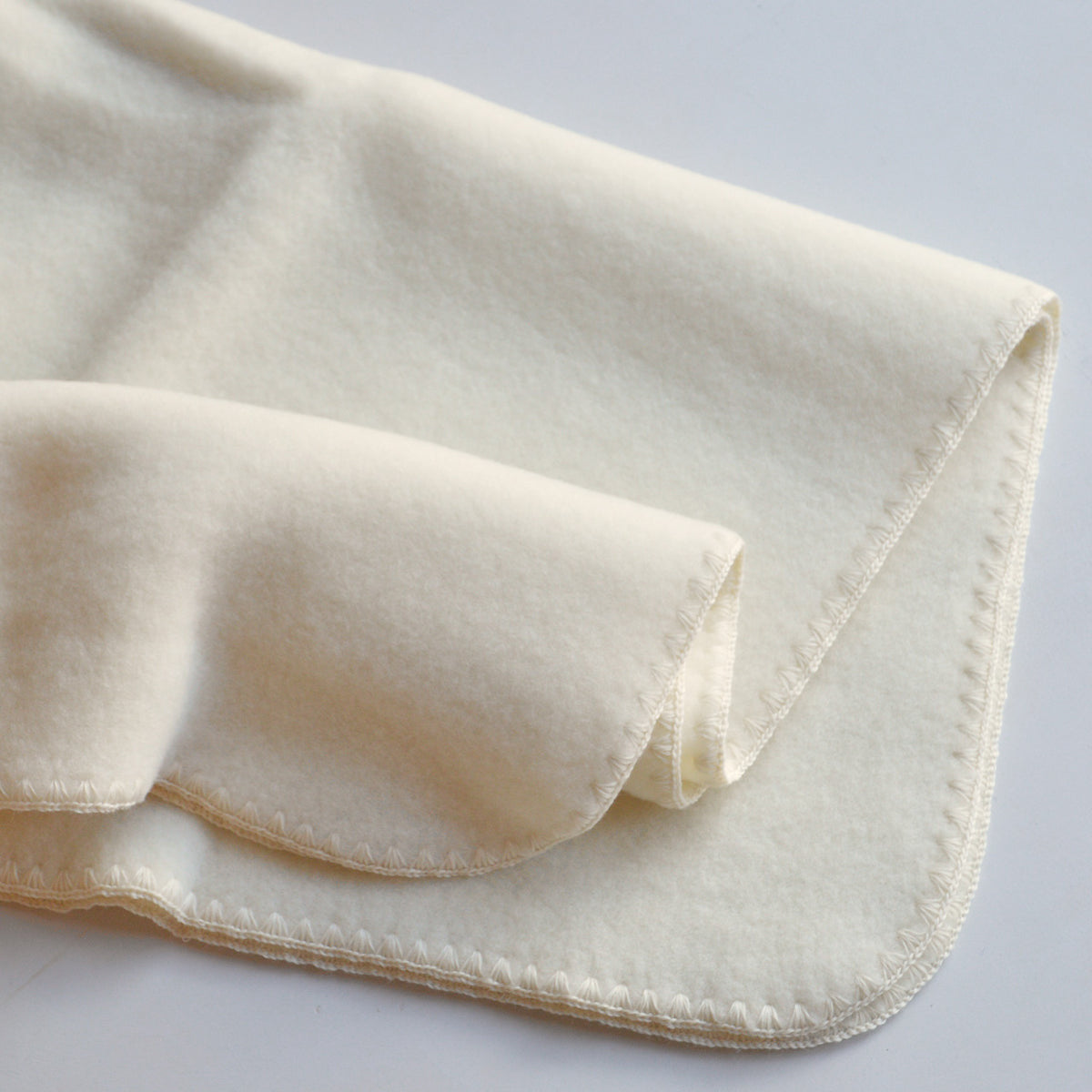Engel Natur Baby blanket with shell stitch- natural