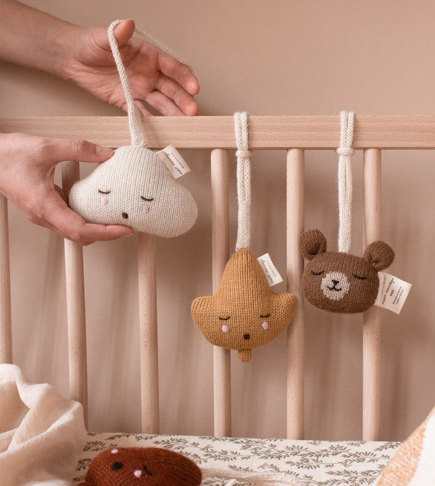 Main Sauvage Hanging rattle | teddy nut