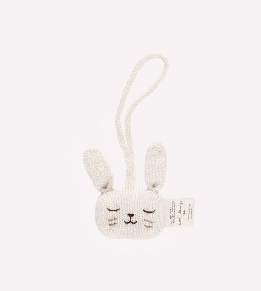 Main Sauvage Hanging rattle | bunny ecru