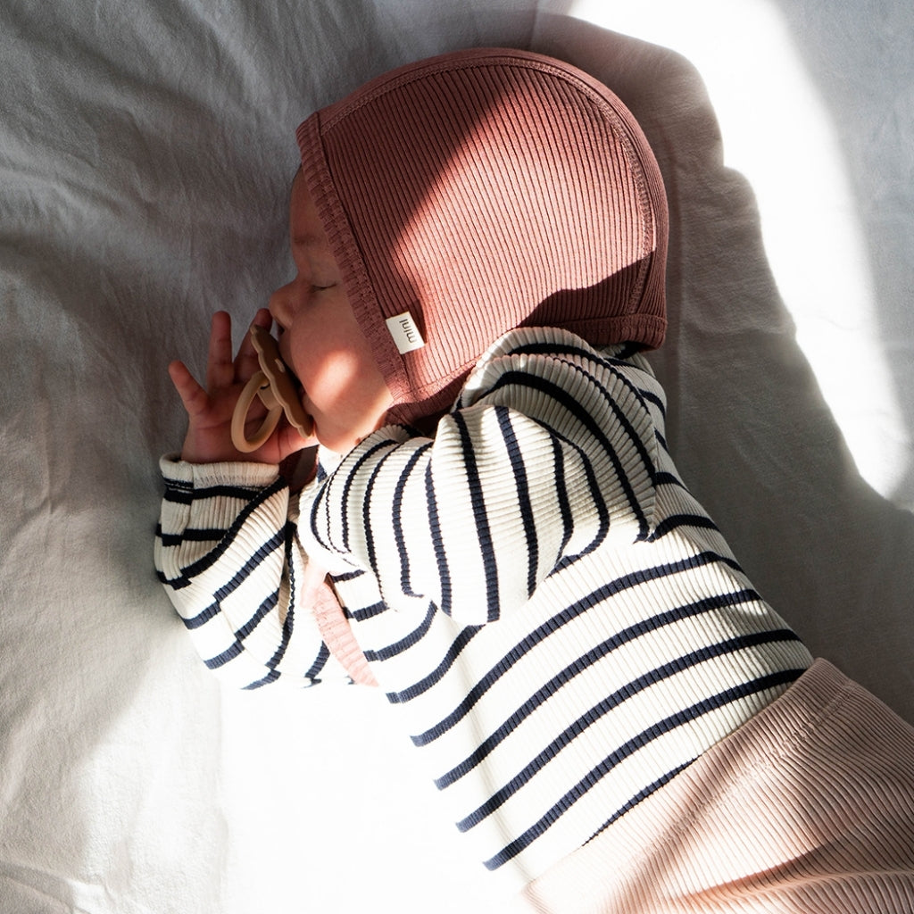 Minimalisma- antique red bonnet