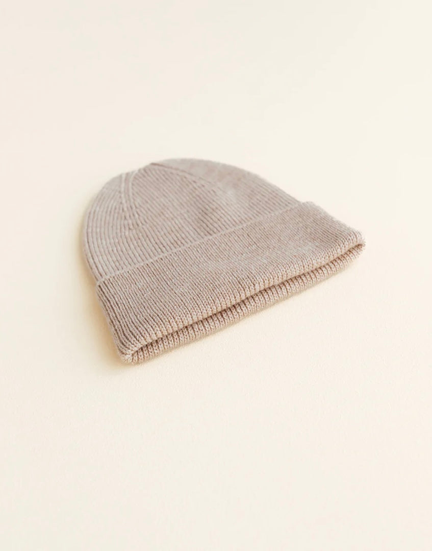Hvid beanie newborn- sand