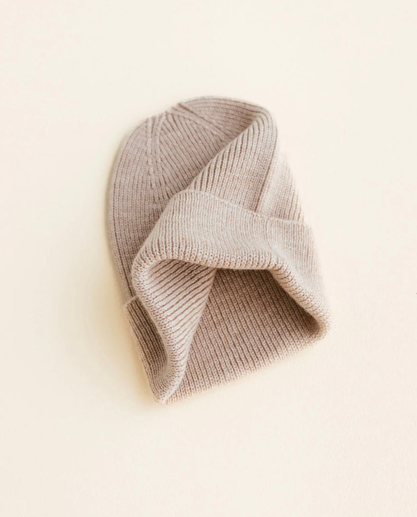 Hvid beanie newborn- sand