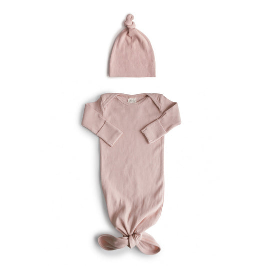 Mushie ribbed knotted baby gown and hat set -blush