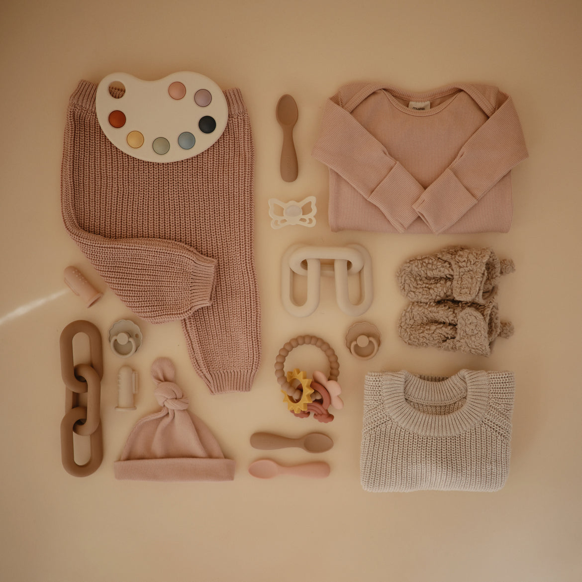 Mushie ribbed knotted baby gown and hat set -blush