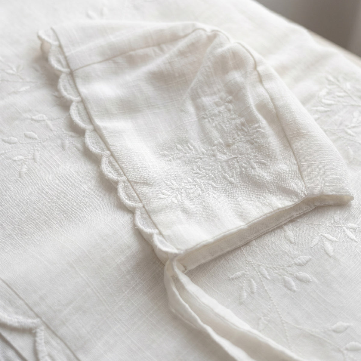 Freckle Label Embroidered Cotton Bonnet with the Embroidered Heritage Blanket